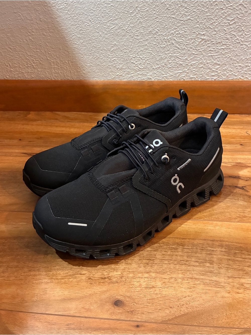 On Cloud 5 Women’s Waterproof Running Athletic Sneaker Shoes, all black -size 7